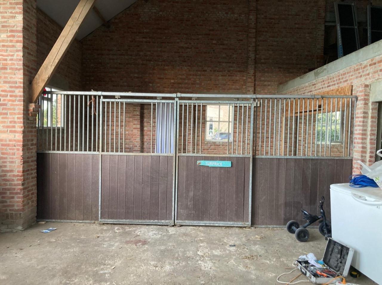 Paardenstal (binnen)