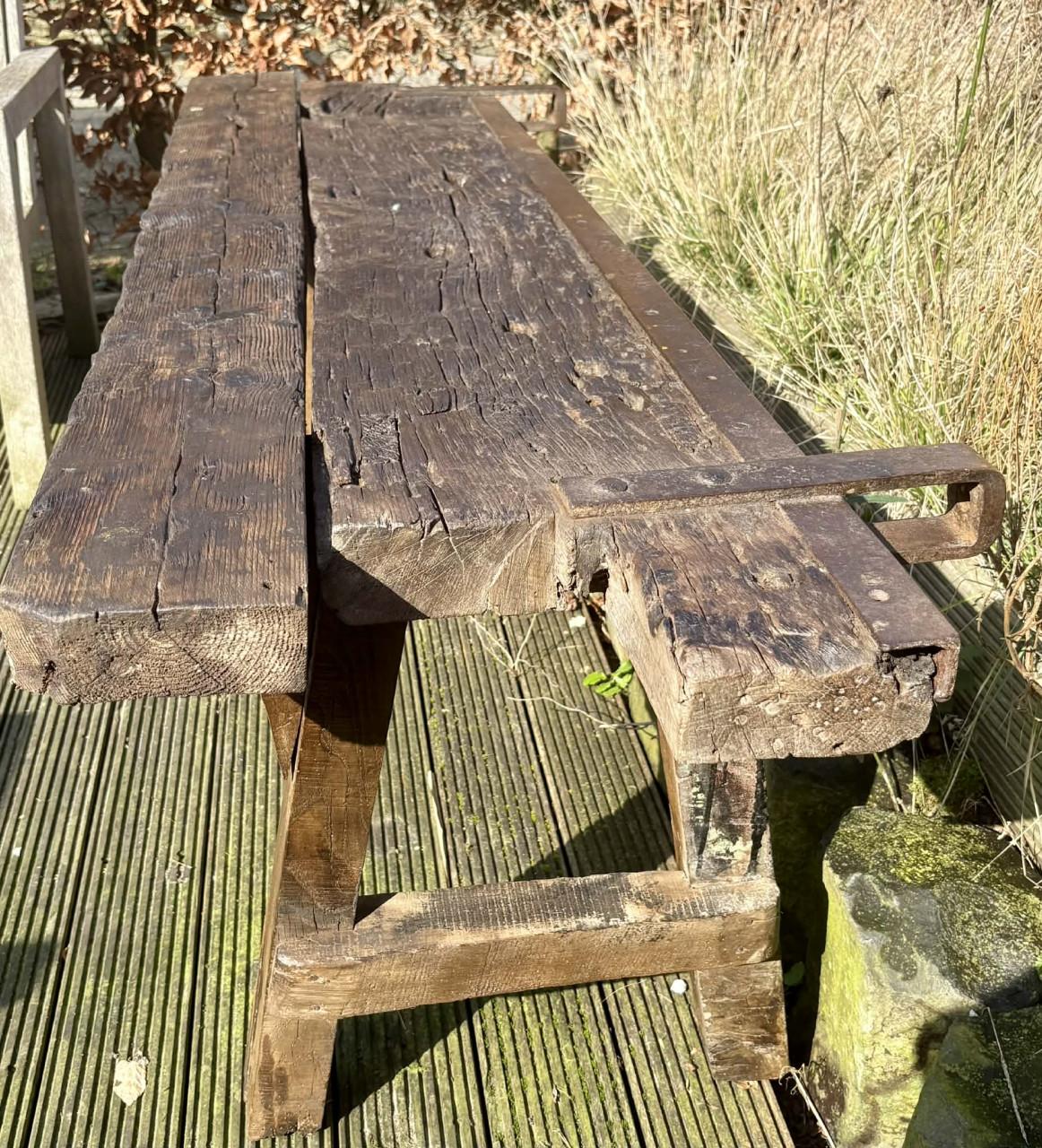 Oude gerestaureerde werkbank