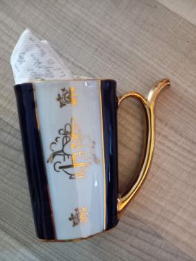 Antieke porseleinen beker met gouden accenten