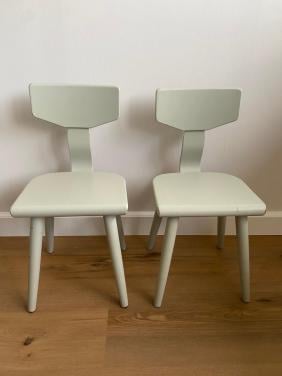 Twee houten kinderstoelen-vergrijsd groen