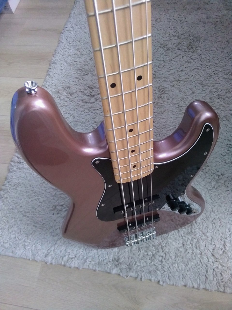 Squier Affinity Jazz Bass 2024 Burgundy Mist/Penny 190 euro.