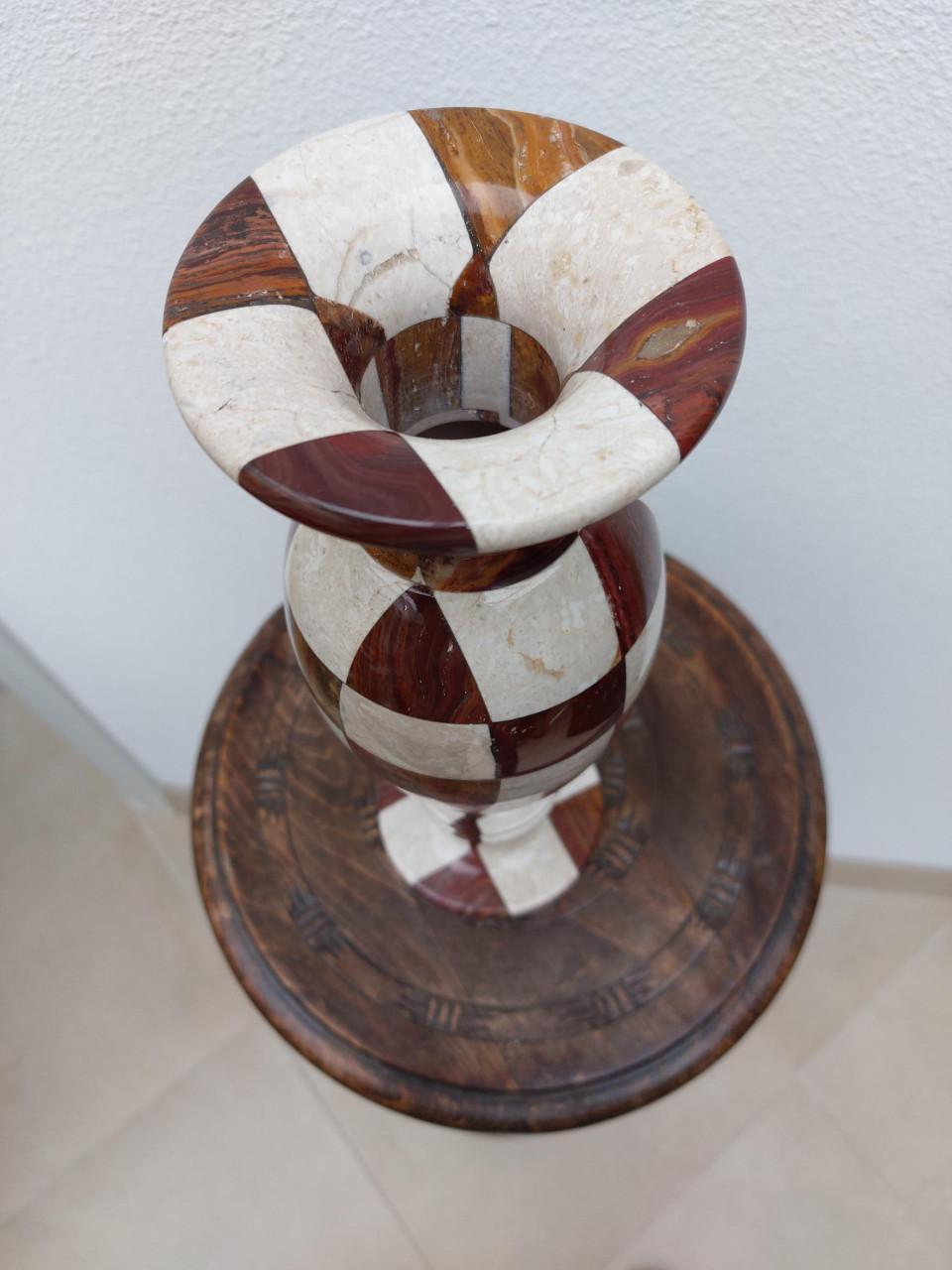 Decoratieve marmeren vaas met dambordpatroon