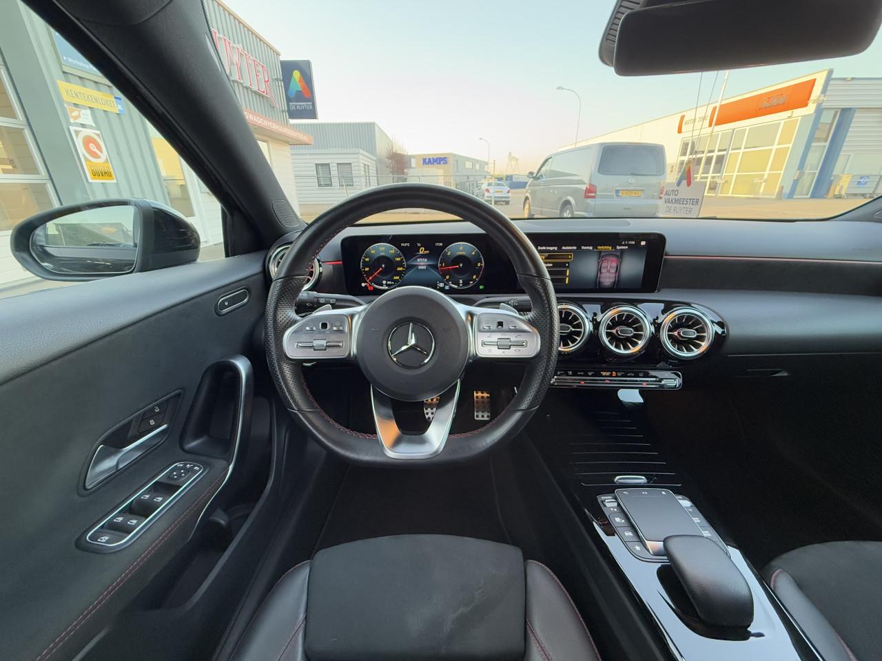 Mercedes-Benz A-klasse - 180 d AMG | Widescreen | Camera | Sfeer | Carplay