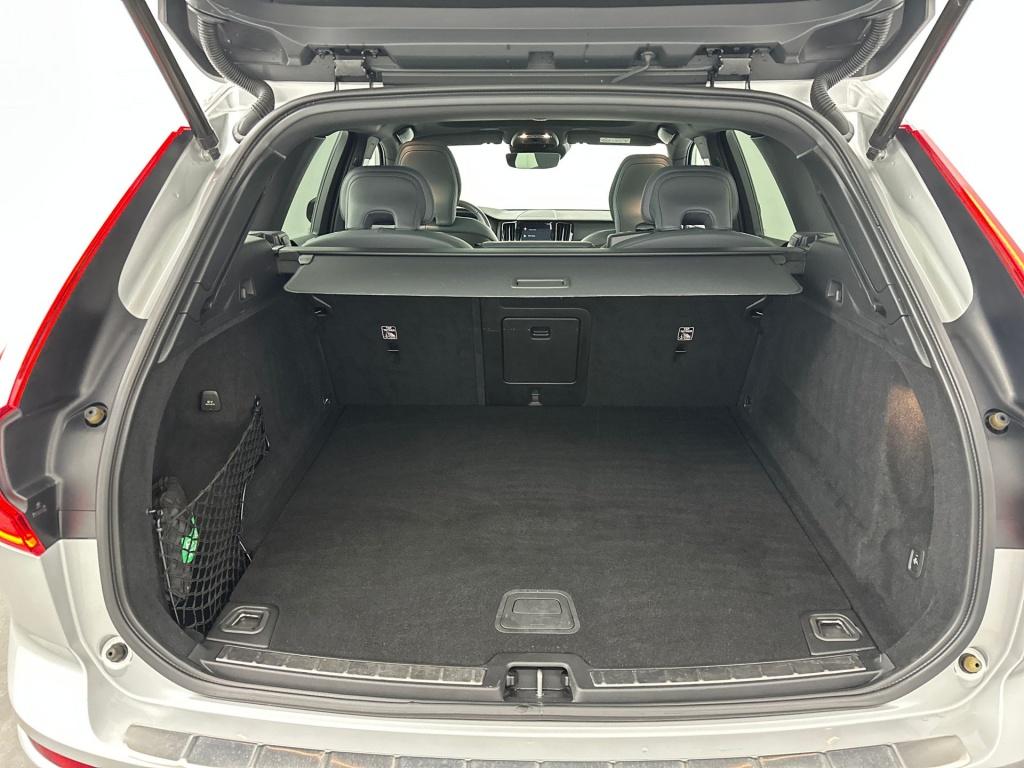 Volvo XC60 b5 264pk r-design| pano| camera| stoelverwarming| trekhaak
