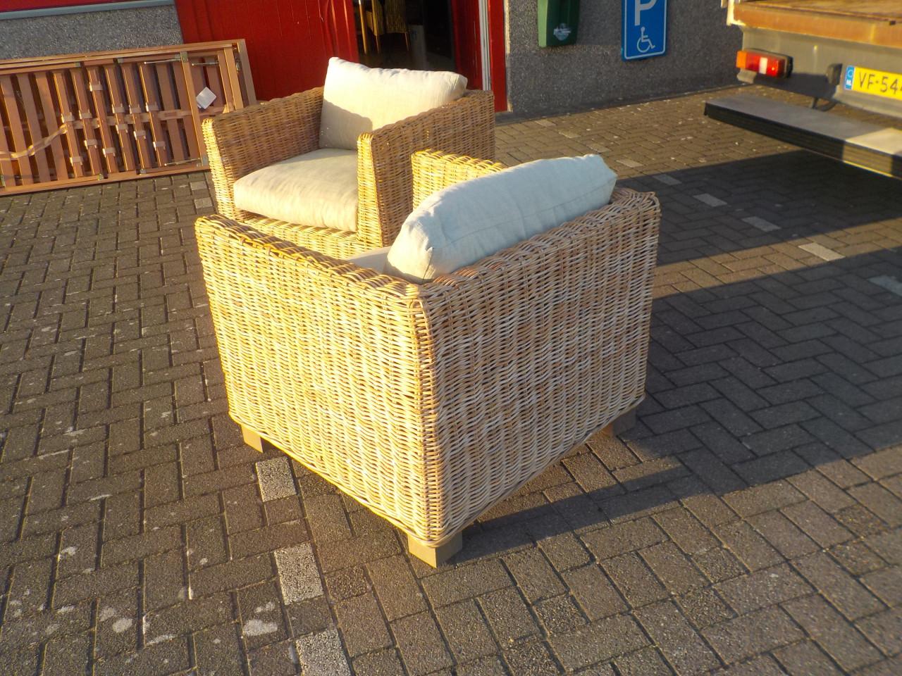 2 grote luxe rieten fauteuils met kussens in goede staat setprijs 135 euro