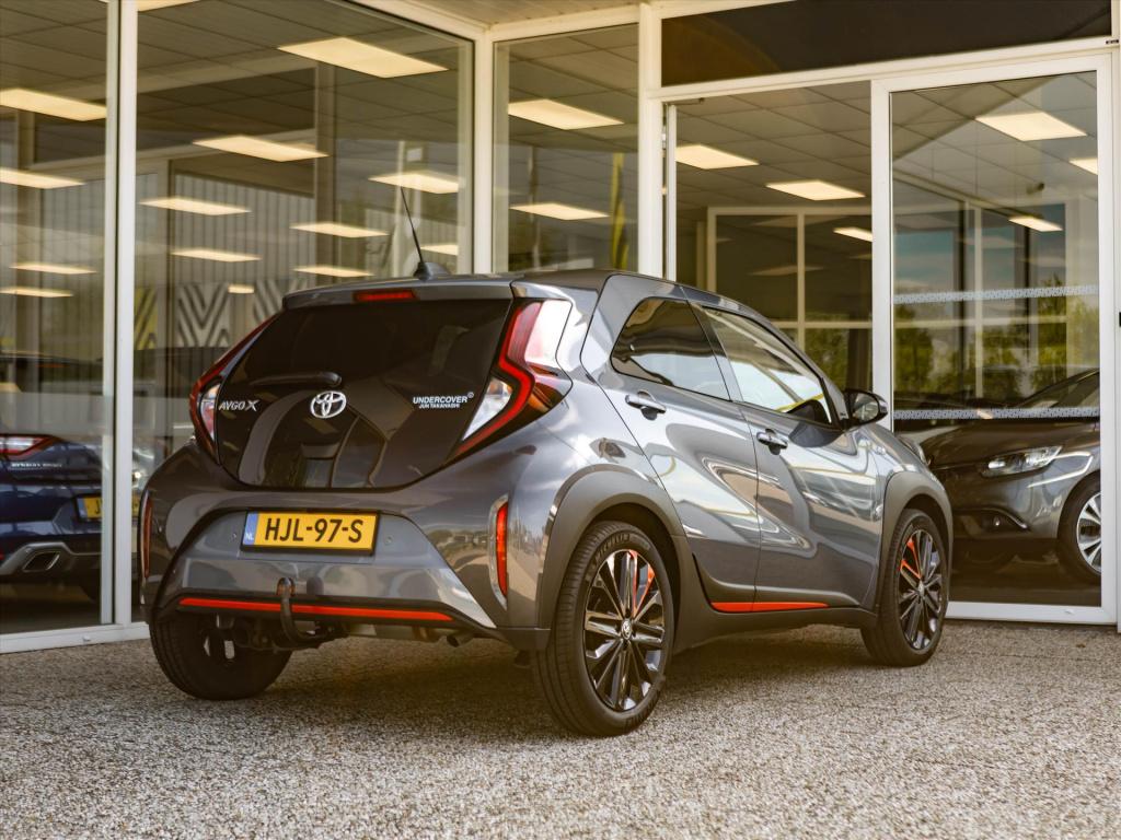 Toyota Aygo x 1.0 vvt-i mt 72pk premium | trekhaak | jbl sound system | app