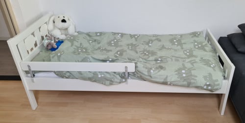 Peuterbed met matras en bedtextiel