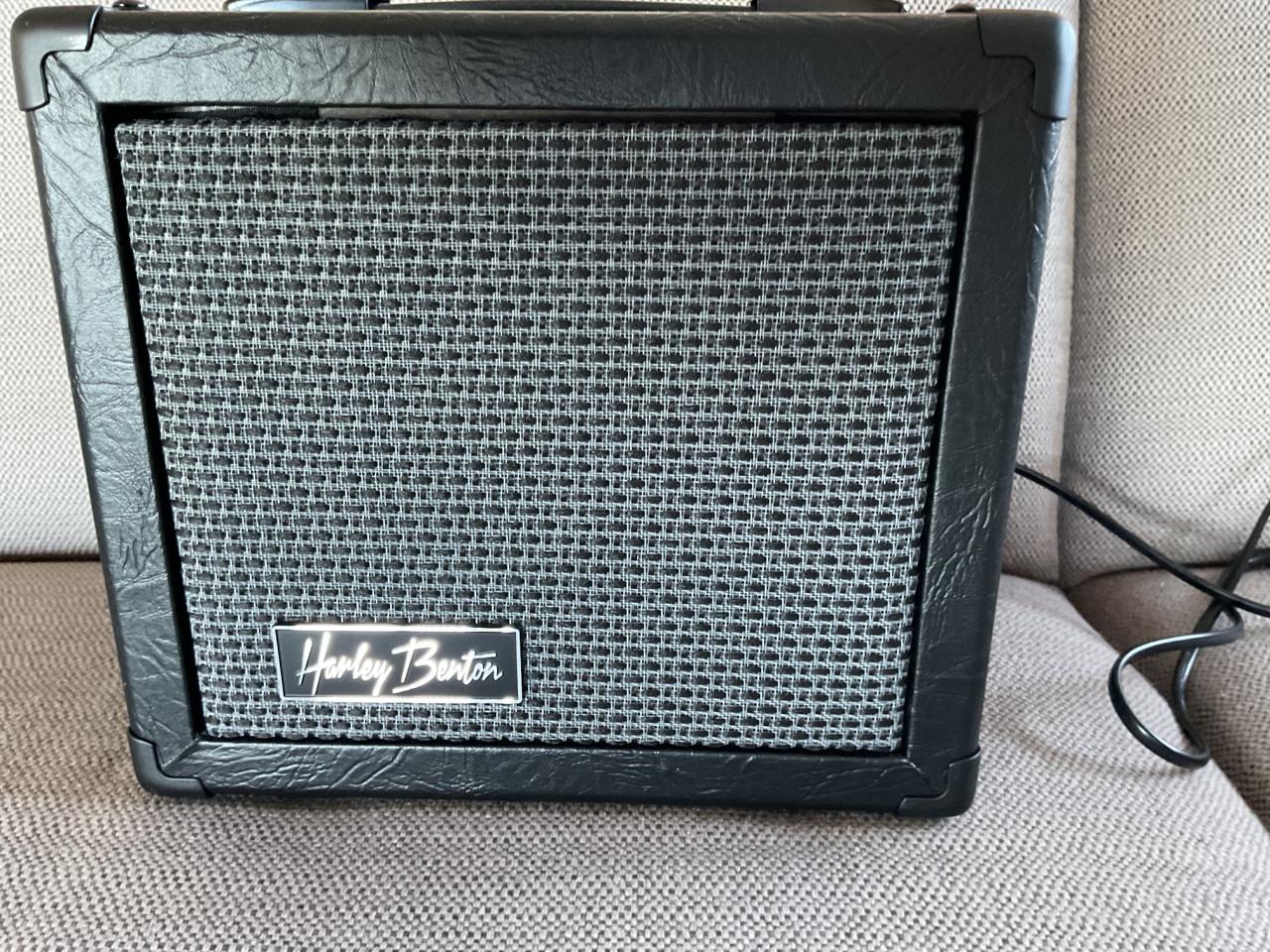 2 x kleine gitaarcombo's: Harley Benton en Samick Vintage