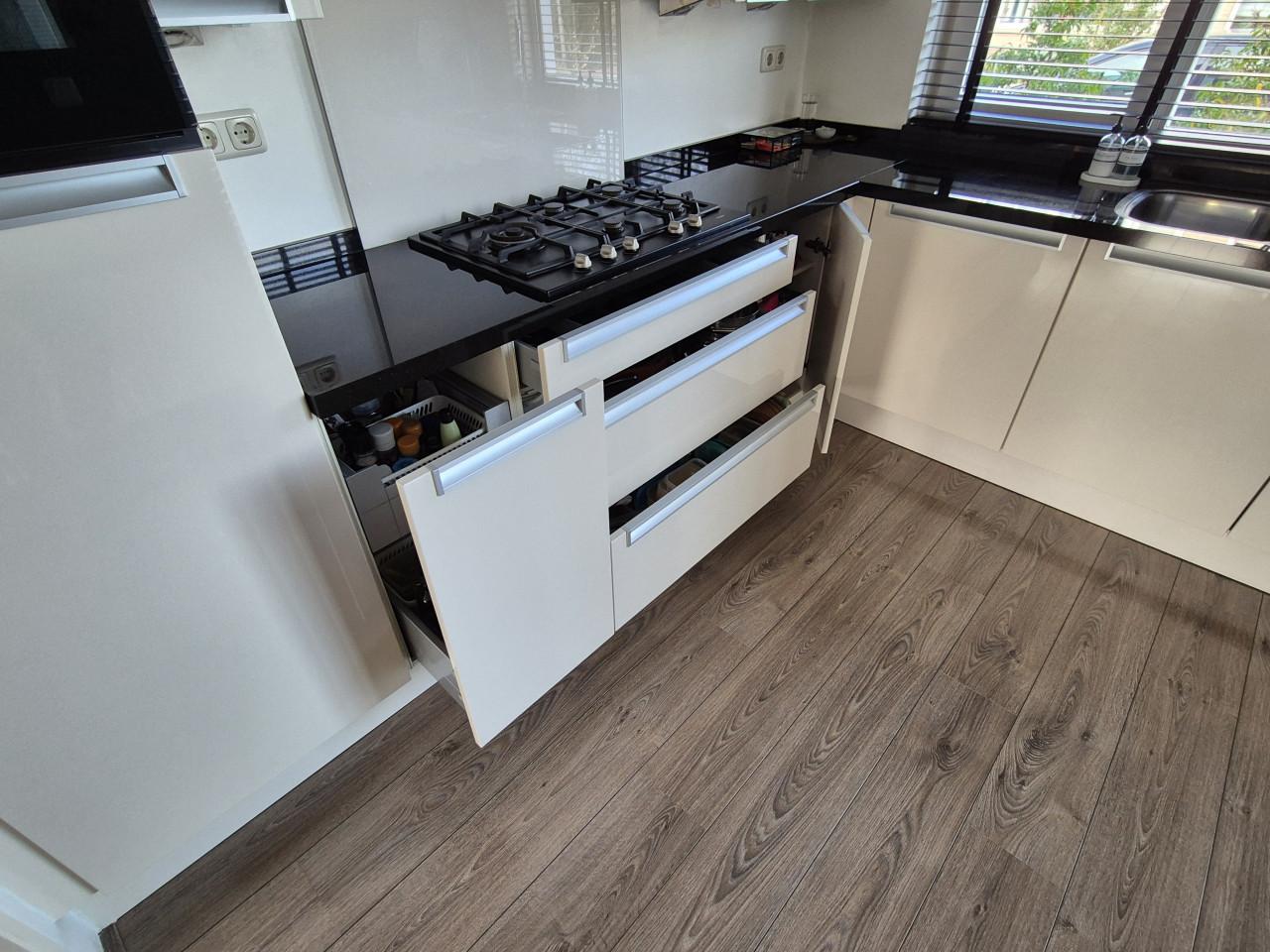 Hoogglans hoekkeuken, graniet blad en nieuwe apparatuur