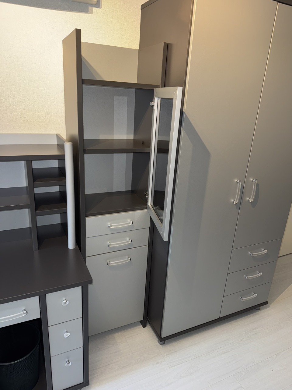 Tienerkamer meubels grijs te koop (Bureau, kledingkast, glazenkast, 2x kast