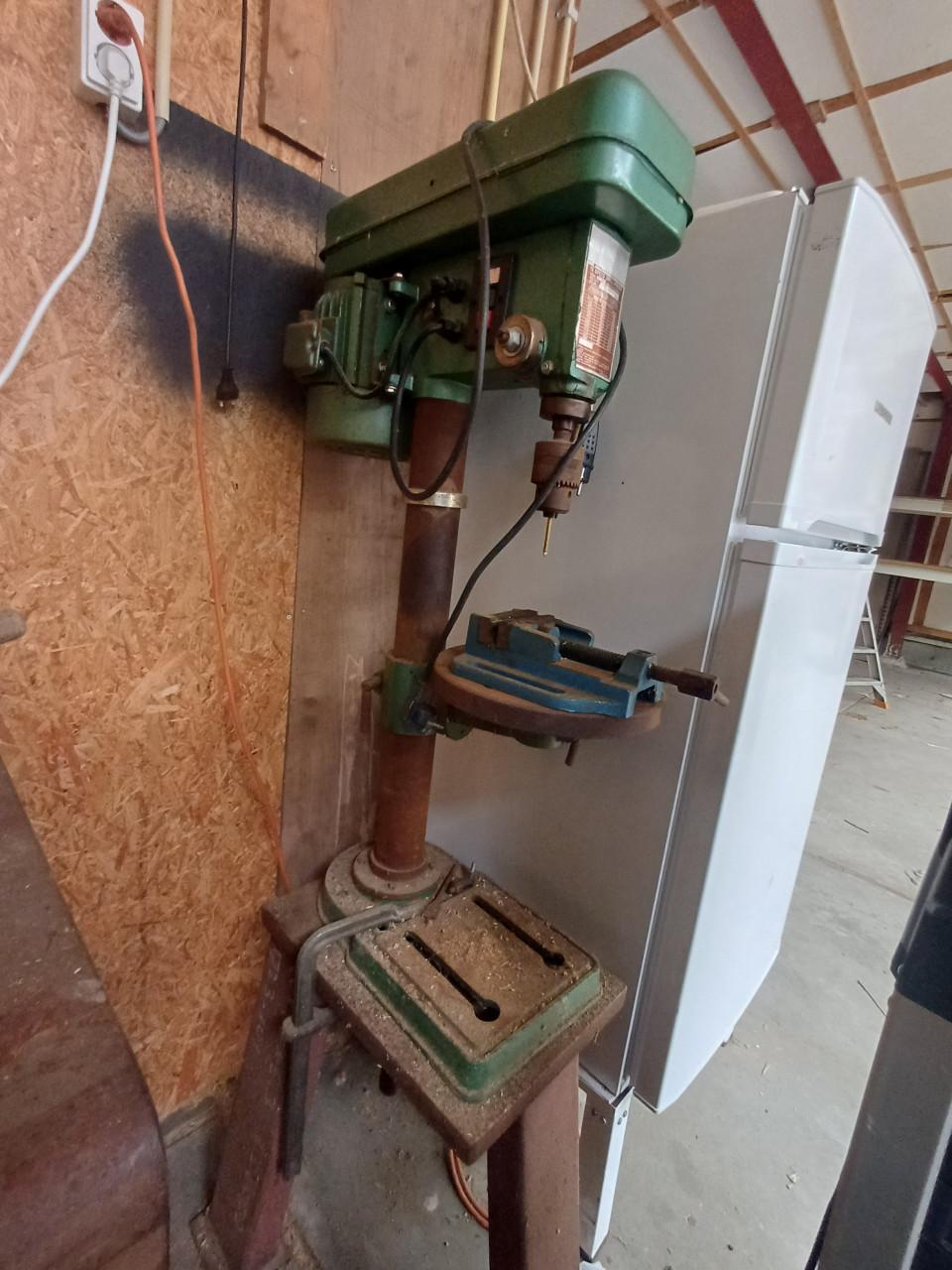 Stalen werkbank verrijdbaar en kolomboormachine incl set boren