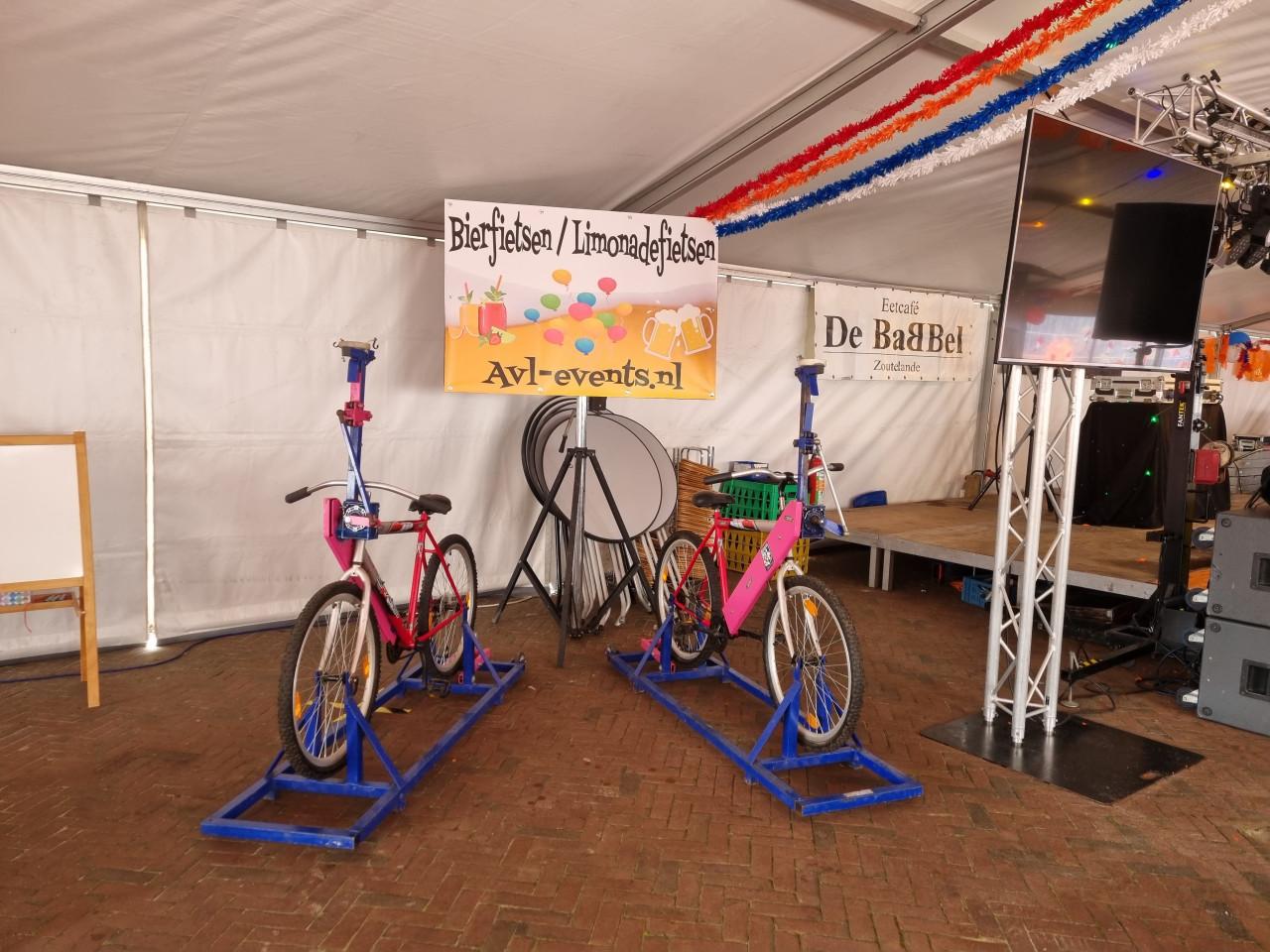 Uniek in zeeland : Te huur bierfietsen / limonade-fietsen.