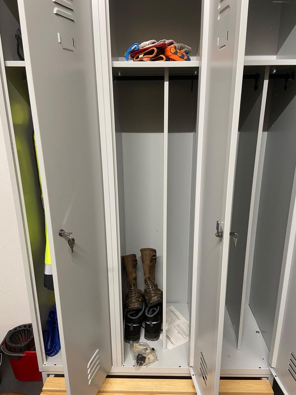 3 deurs locker kast met uitschuifbare zitbank