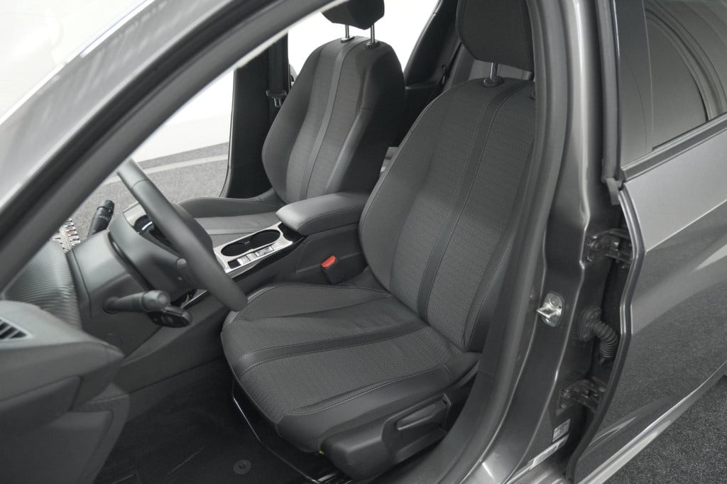 Peugeot 208 puretech 100 allure pack | camera | apple carplay | stoelverwar