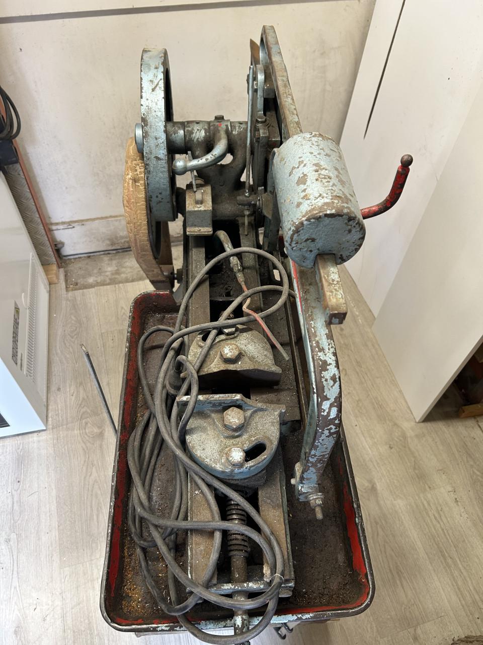 Metaal beugelzaagmachine