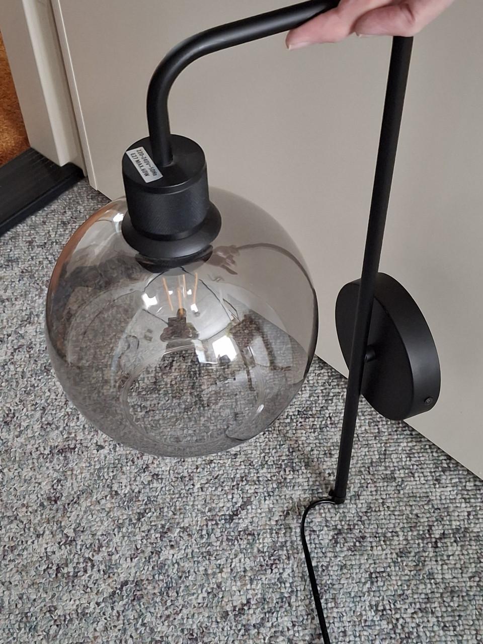 Wandlamp met rookglazen bol