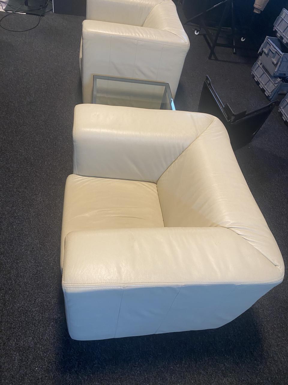 2x lederen 'clubfauteuil' wit leder - 100x80 cm