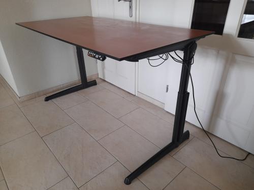 Elektrisch verstelbaar zit- sta-  bureau 80 x 160 ( z.g.a.n.)