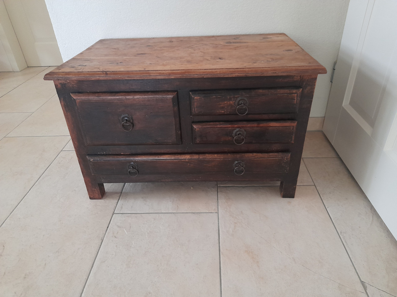 Antiek kastjee  72 x 45 x 44H ( in goede staat )