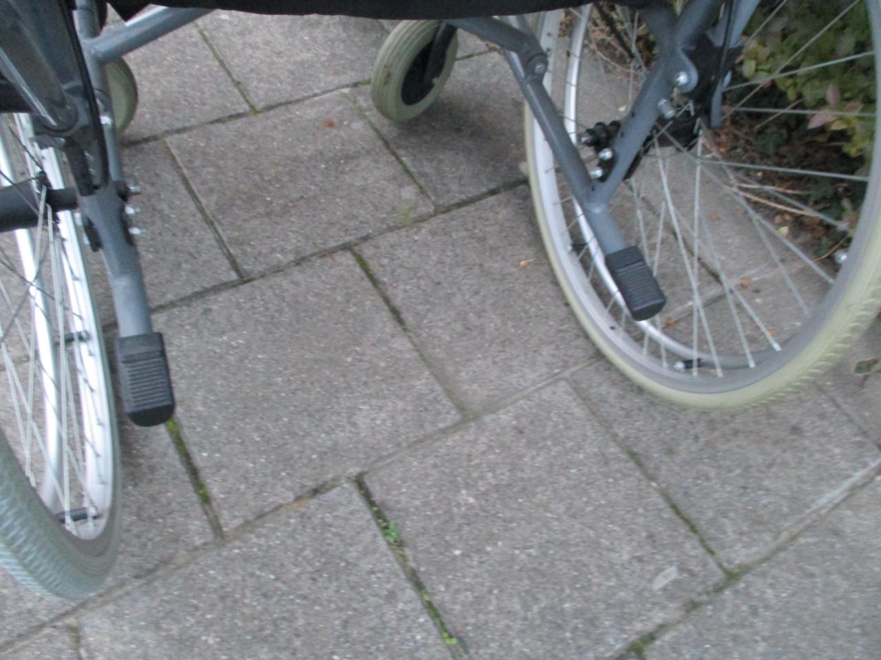 Rolstoel met handremmen en omklapbare duw handgrepen