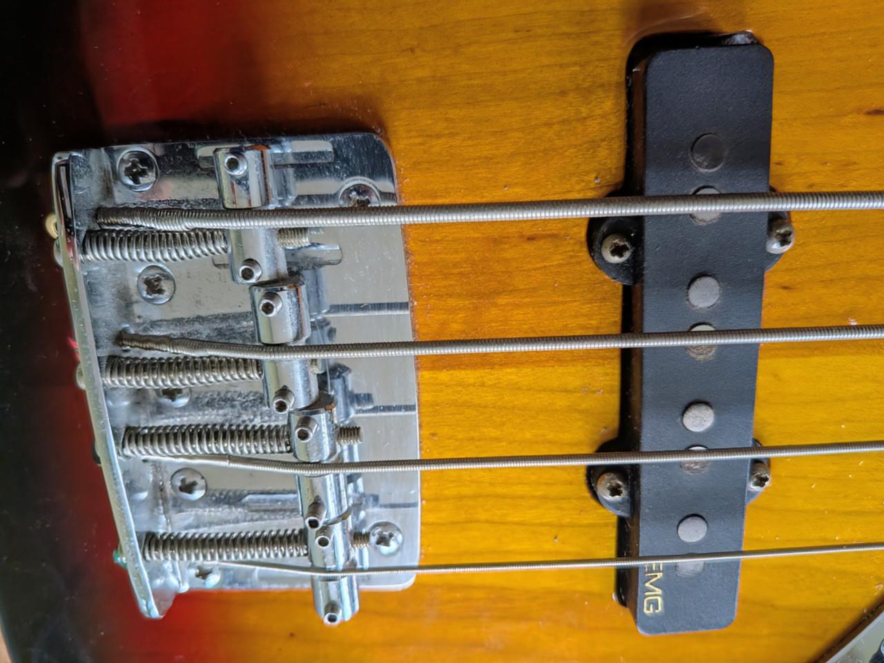 Professionele basgitaar, gebouwd door Zwier gitaarbouw