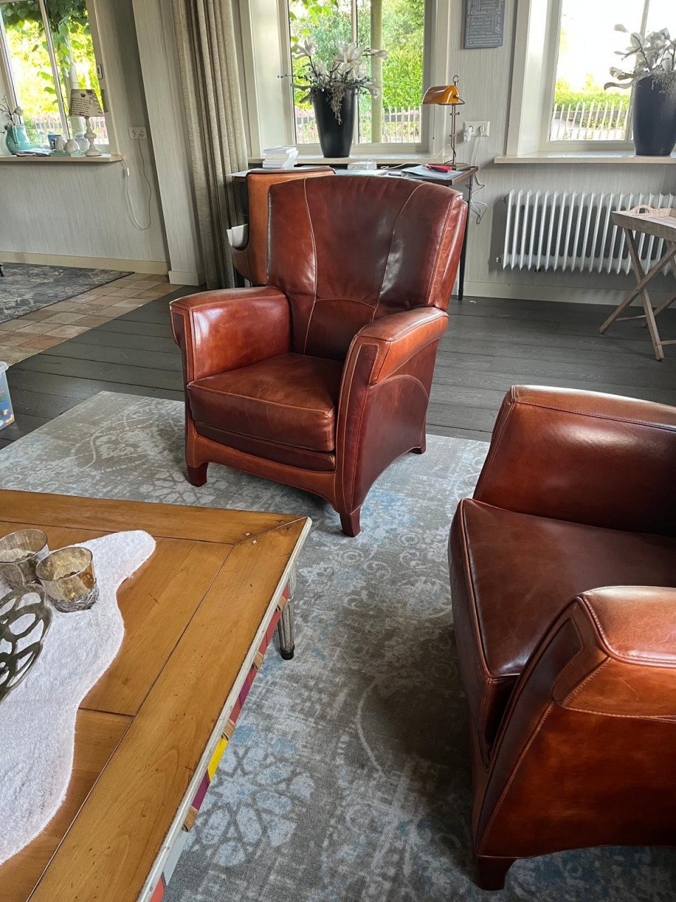 Lederen bank met stoelen en poef