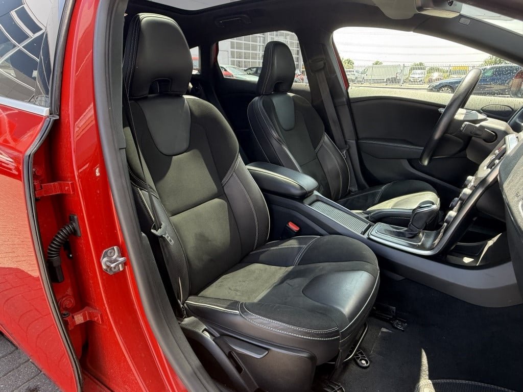 Volvo V40 t3 153pk aut6 polar+ sport| panodak| camera| h&k sound| trekhaak