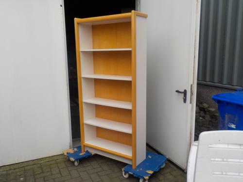 Boekenkast in vrijwel nieuw staat