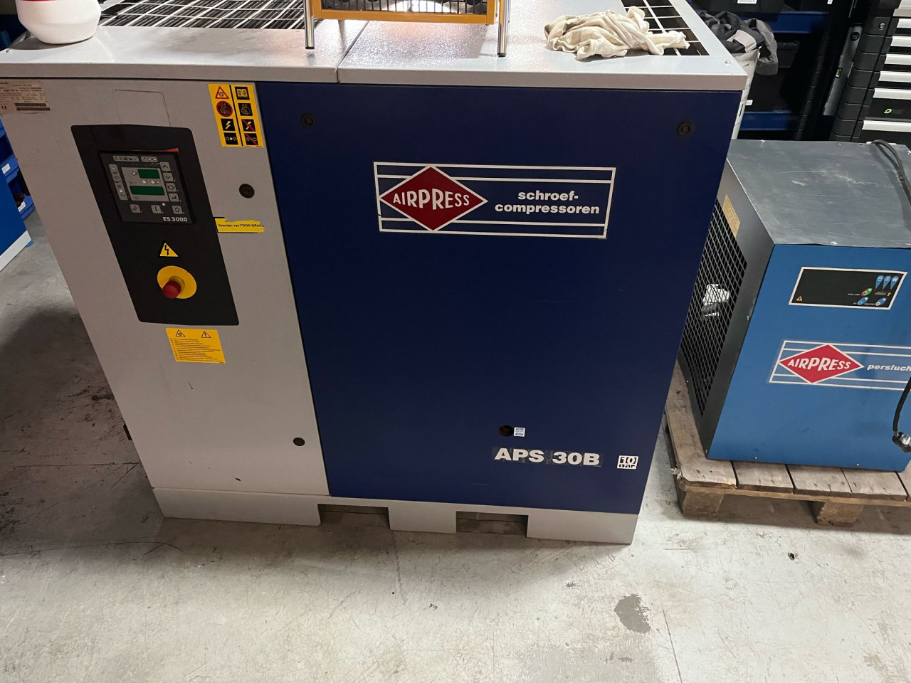 Schroefcompressor – Airpress APS30B en 900L buffertank & persluchtdroger
