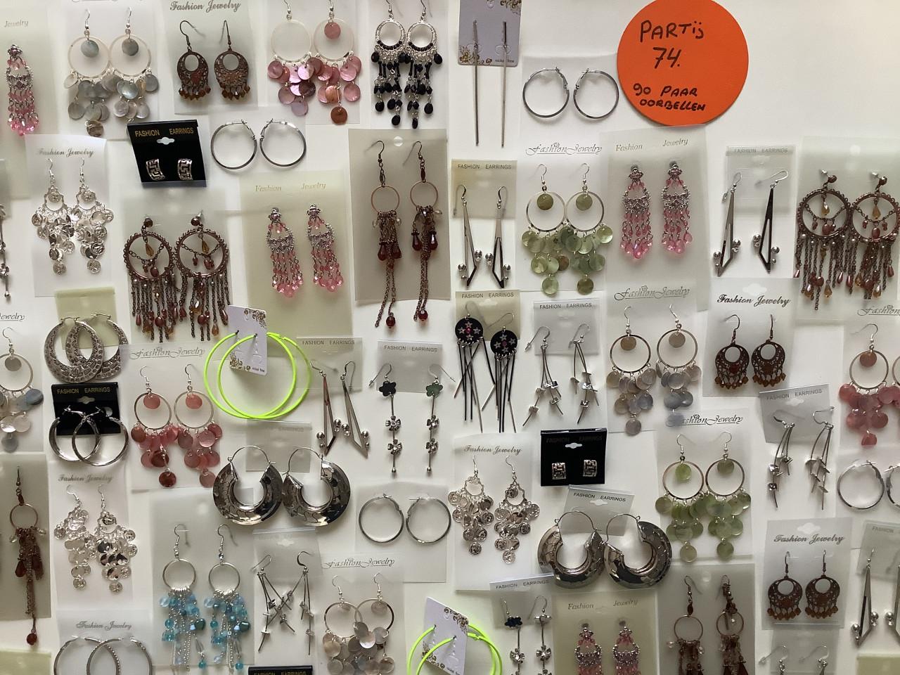 **** partij nieuwe oorbellen voor bodemprijsje *****(p-74)