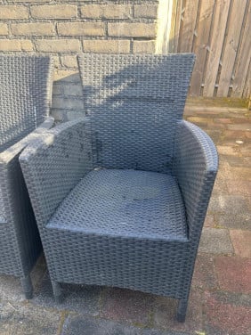 4 kunststof tuinstoelen GERESERVEERD