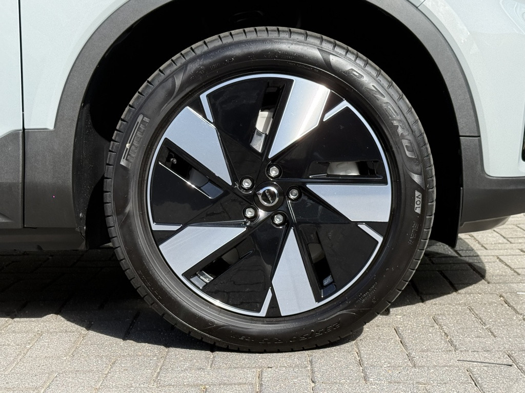 Volvo Ex40 extended range plus dark