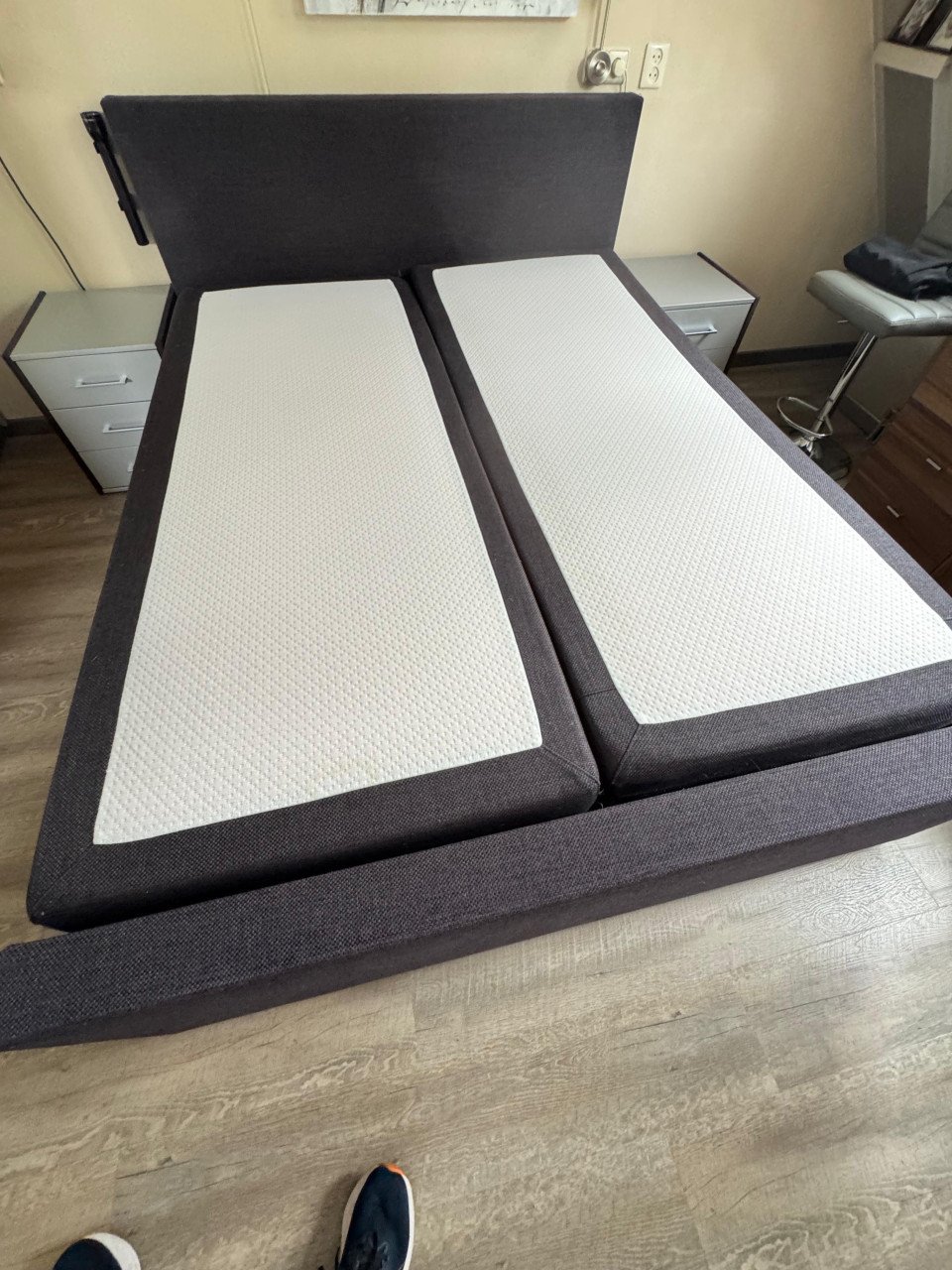 Bed met ombouw