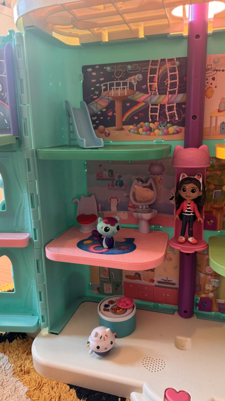 Gabby’s Dollhouse groot poppenhuis + figuurtjes & accessoires – compleet