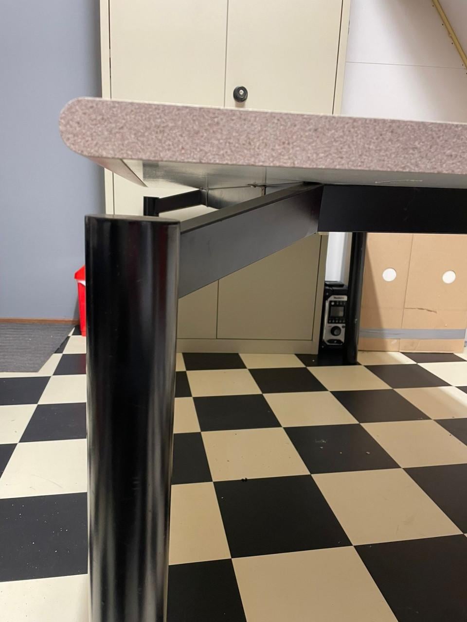 Moderne tijdloze tafel