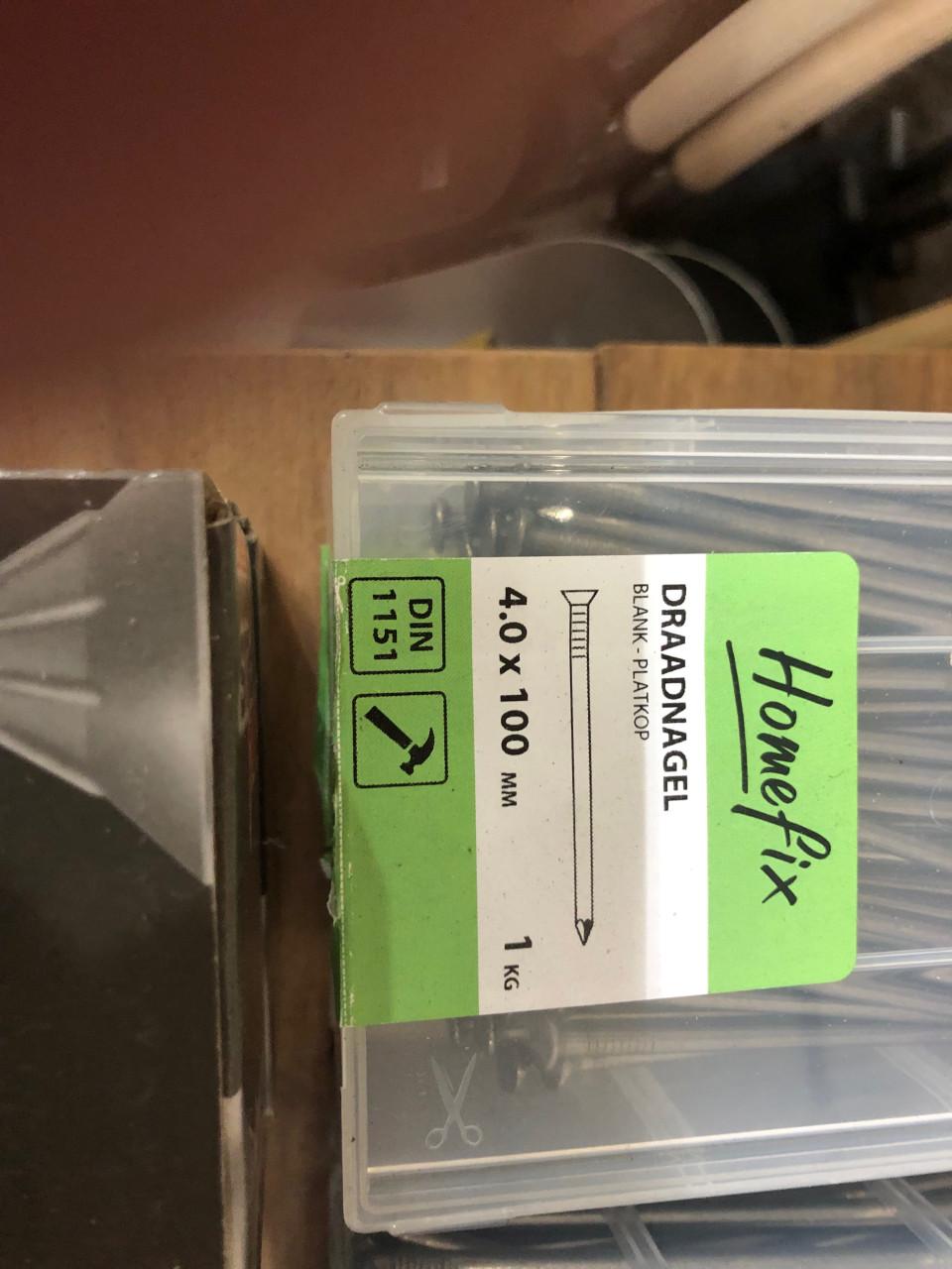 Grote dikke schroeven  en draadnagels 5 euro per doos
