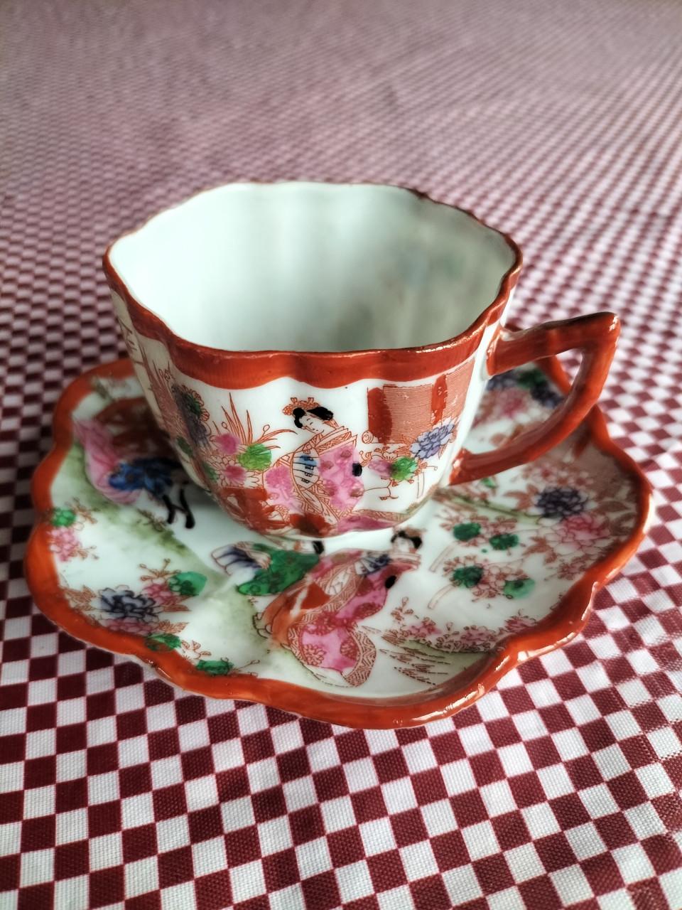 Chinees poreselein theekopje en schotel