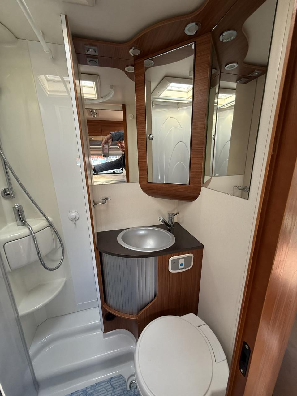 Adria Compact SL - Compacte camper vol comfort en vrijheid! jaar apk, beurt