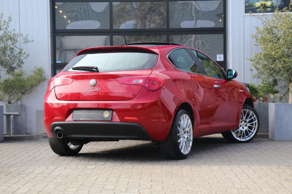 Alfa Romeo Giulietta 1.4 turbo turismo -170 pk - trekhaak - panoramadak - p