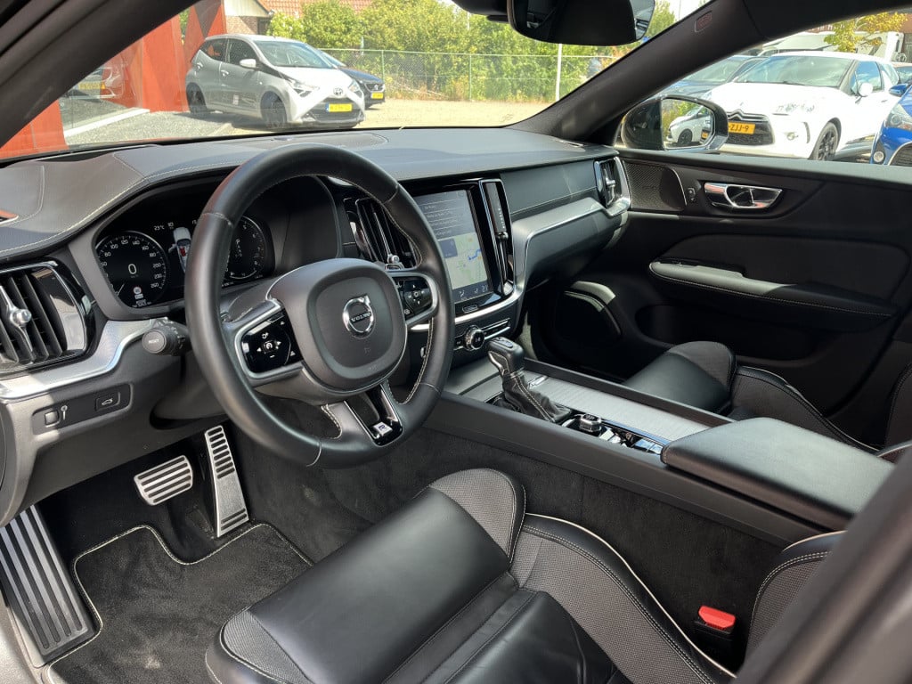 Volvo S60 2.0 t5 r-design | pano | pilot assist | head-up | carplay | stuur