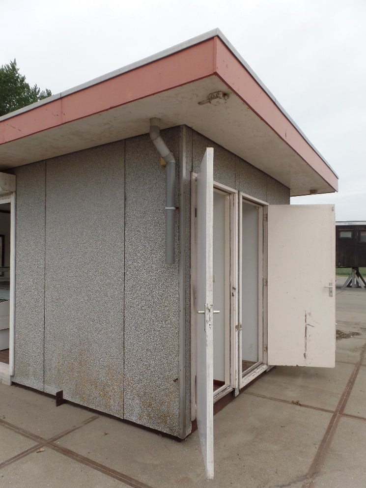 Verkoopunit met betonnen vloer, apart toilet met wastafeltje en rolluik