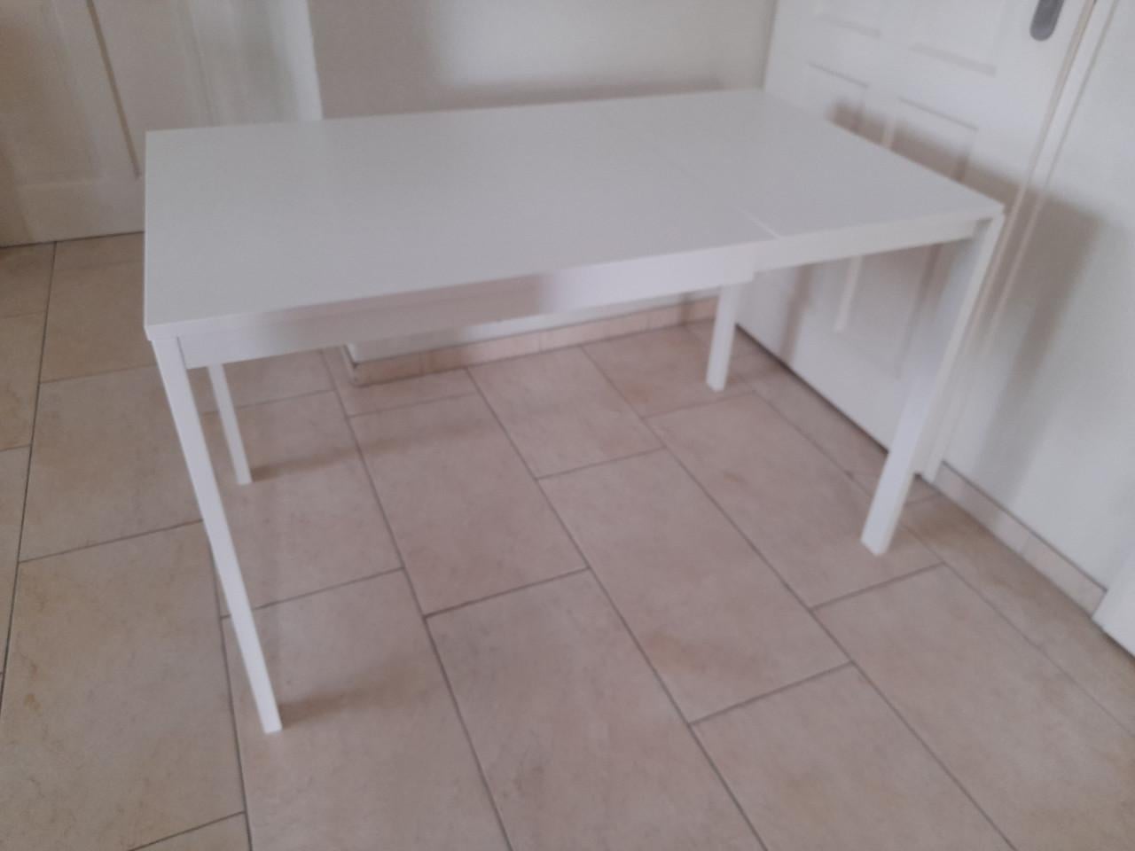 Witte tafel (uit trek baar)  70 x 80 (in goede nette staat)