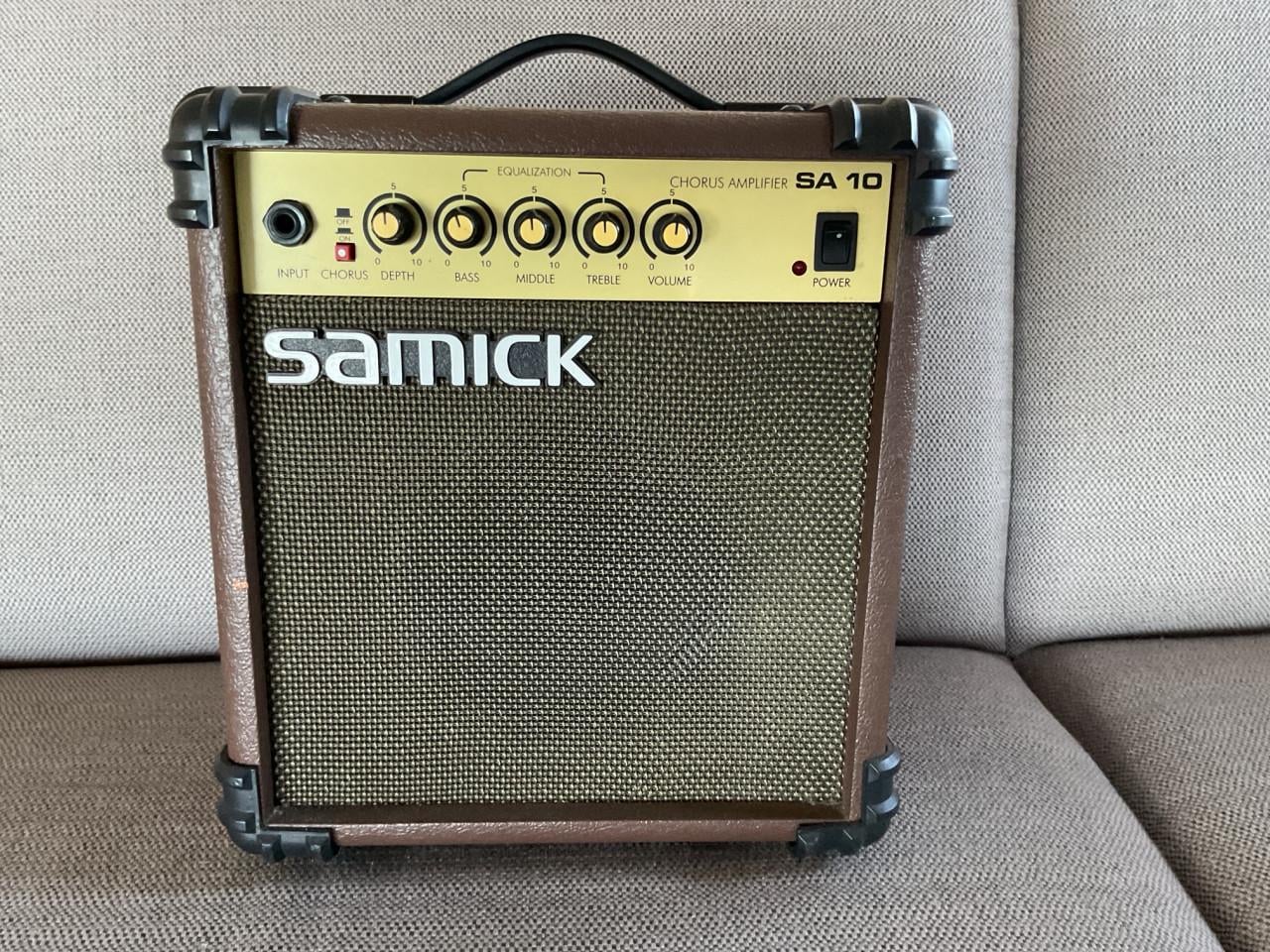 2 x kleine gitaarcombo's: Harley Benton en Samick Vintage