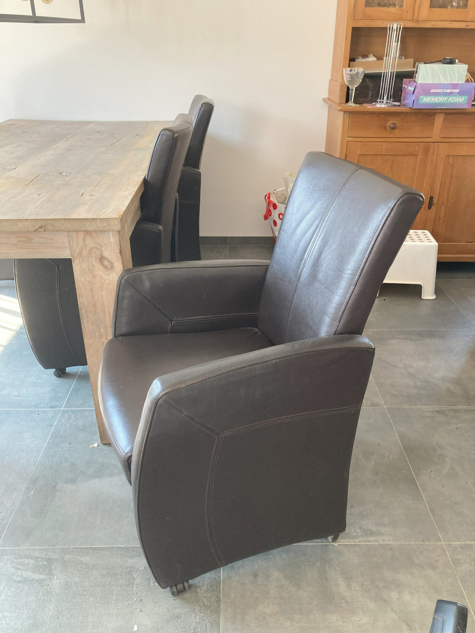 Eettafel met 4 leren stoelen