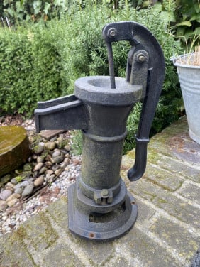 Oude waterpomp!