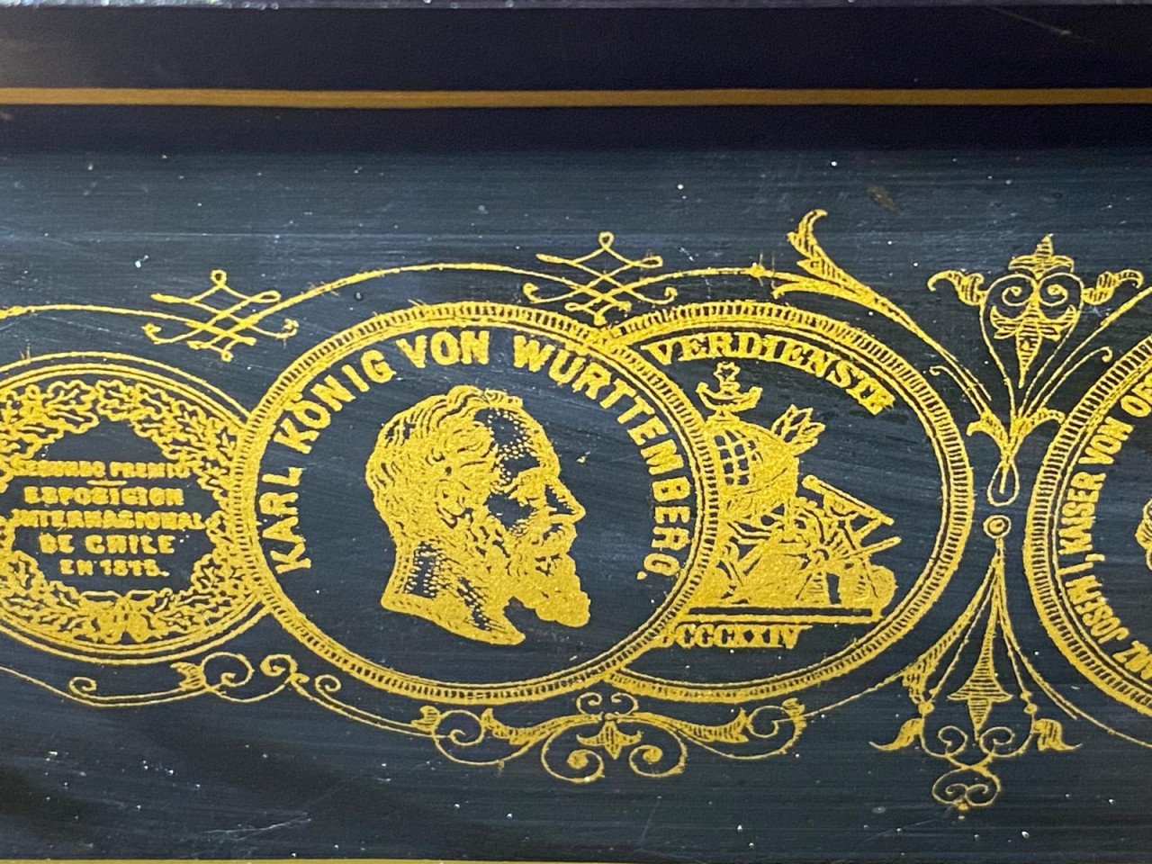 Antieke piano 1875 | Uniek verzamelstuk met medaillons