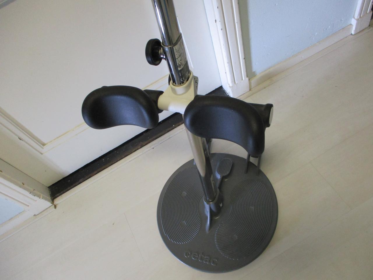 Etac sta op hulp voor tranfer van bed naar rolstoel naar stoel zie YOU TUBE