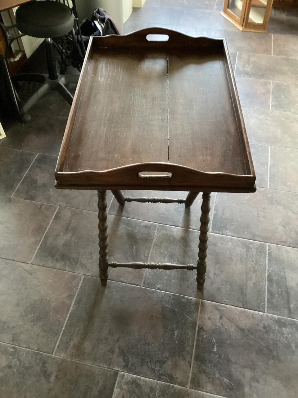 Ouderwetse theetray (dienblad op voet)