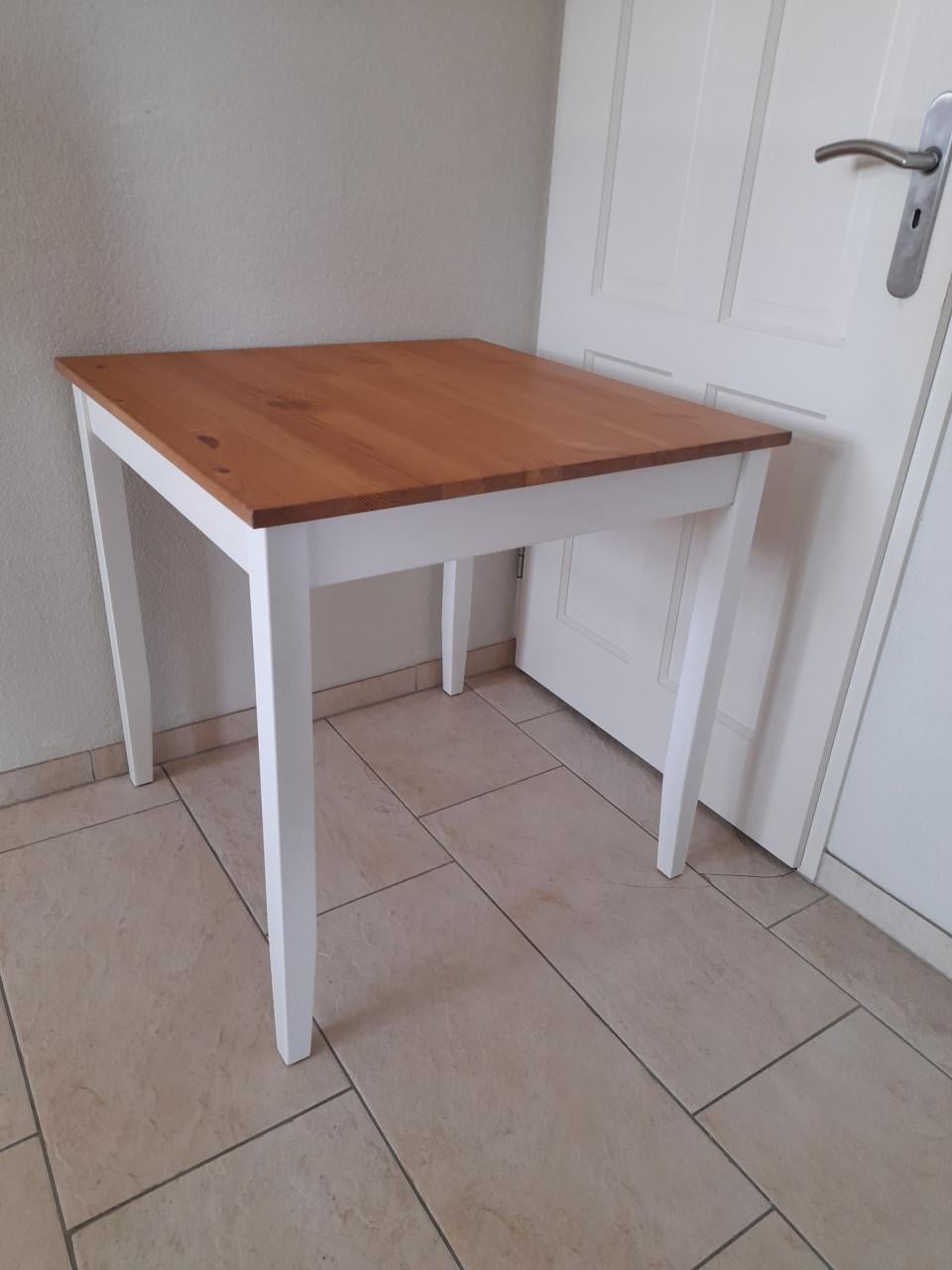 Massief houten tafel 74 x 74 x 75H (in goede nette staat )