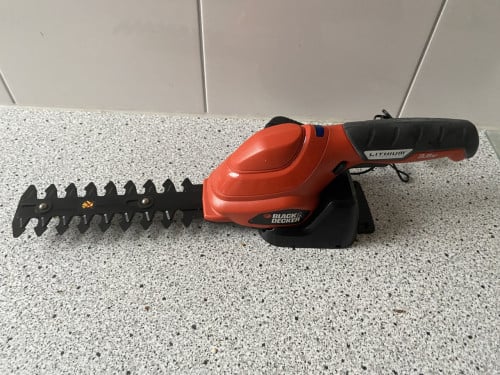 Te koop BLACK+DECKER 3,6V struikschaar GSL300-QW